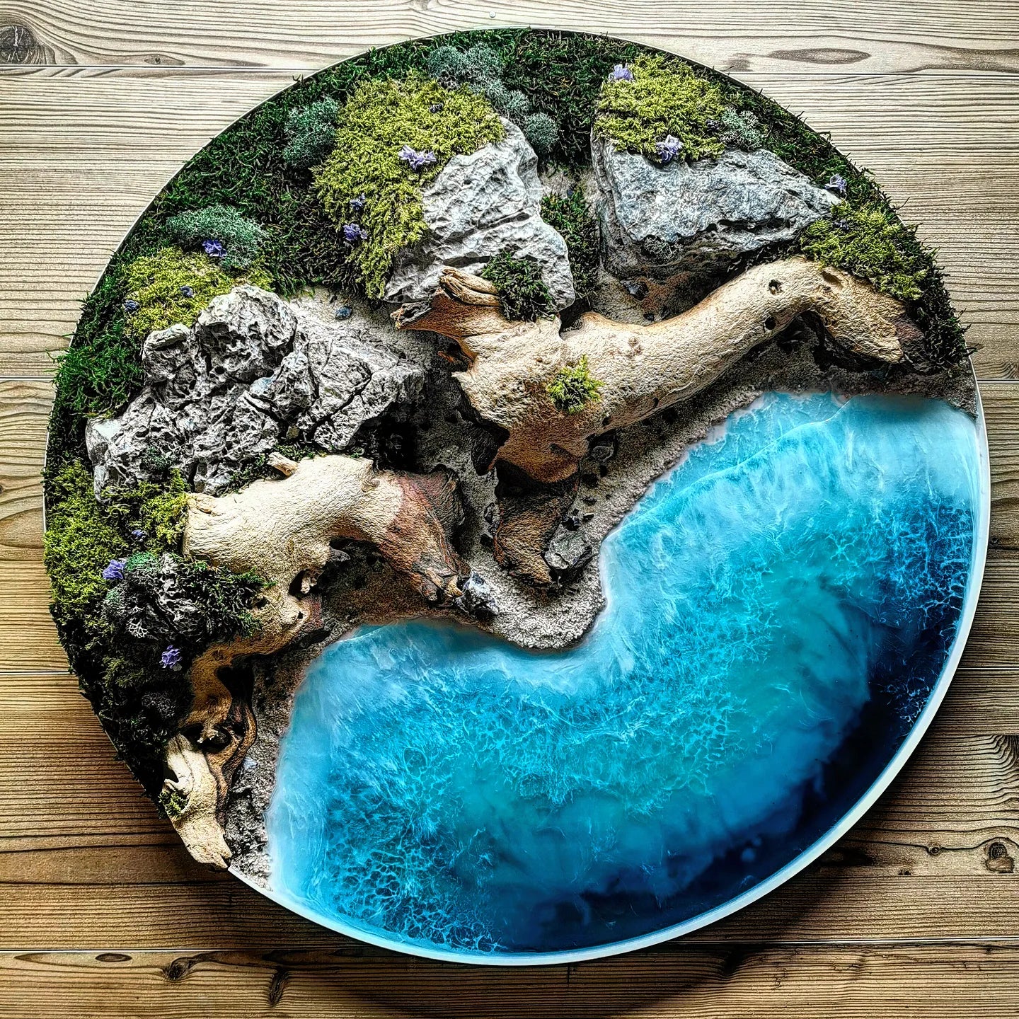 Art mural en mousse sur mesure 'Woodn Coast' avec des mousses préservées, des formes de bois et de roche, du sable et de la résine océanique